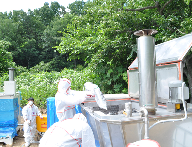 Feeding of alkaline chemicals into the equipment